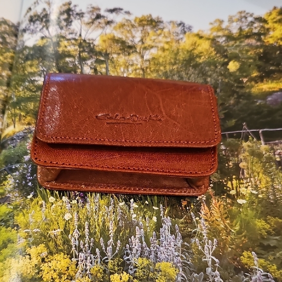 Sophisticated Brown Leather Card Holder with Minimalist Design - Picture 1 of 5